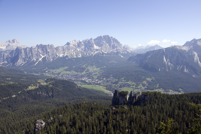 2011-08-25_09-10-58 cadore.jpg - Blick auf Cortina d'Ampezzo vom Weg 434 